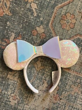 NEW DISNEY PARKS White Iridescent Sequin Bow Detail Minnie Mickey Ears Headband